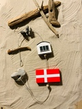 Flaggenlinie mit dänischer Flagge und Stein badenhauser