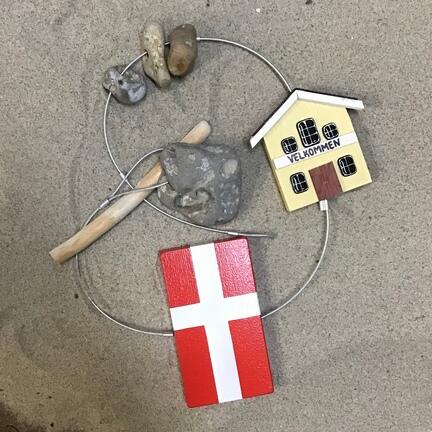 Flaggenlinie mit dänischer Flagge und Stein