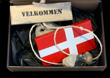 Flaggenlinie mit dänischer Flagge und Stein