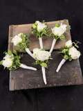 bryllup knaphulsblomst hvide rose eukalyptus