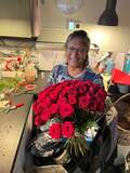 Helena holder rosebuket 50 røde roser