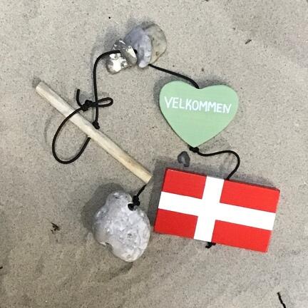 Flaggenlinie mit dänischer Flagge und Stein