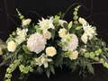 begravelse kistepynt dekoration hvide blomster