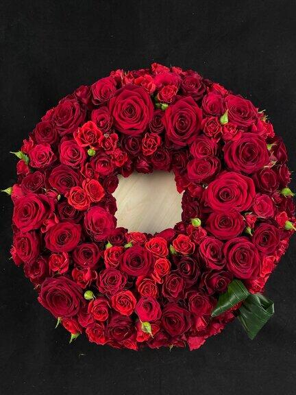 Begravelses krans i røde nuancer med roser